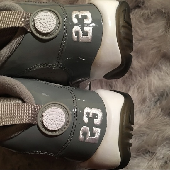 AIR JORDAN 9s RETRO - COOL GREYS - Picture 4 of 6